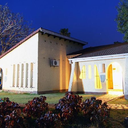 Kadoma Hotel & Conference Centre Екстериор снимка