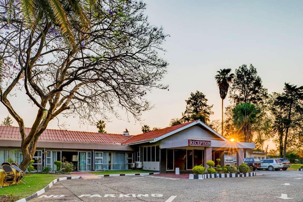 Kadoma Hotel & Conference Centre Екстериор снимка
