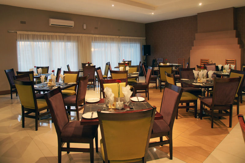 Kadoma Hotel & Conference Centre Екстериор снимка