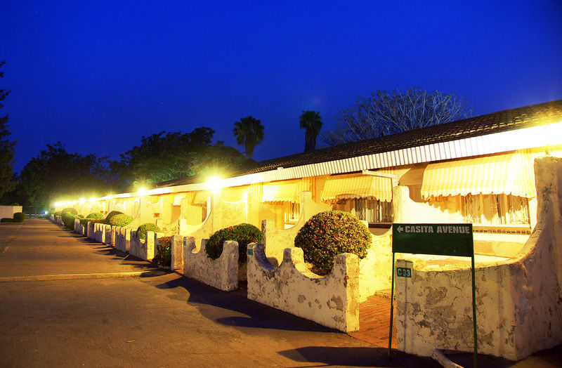 Kadoma Hotel & Conference Centre Екстериор снимка