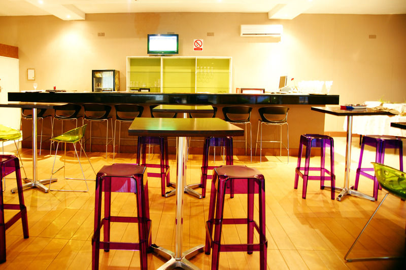 Kadoma Hotel & Conference Centre Екстериор снимка