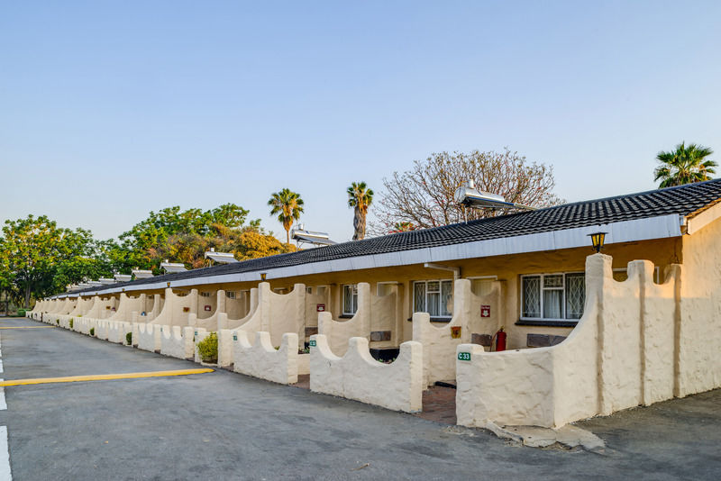 Kadoma Hotel & Conference Centre Екстериор снимка