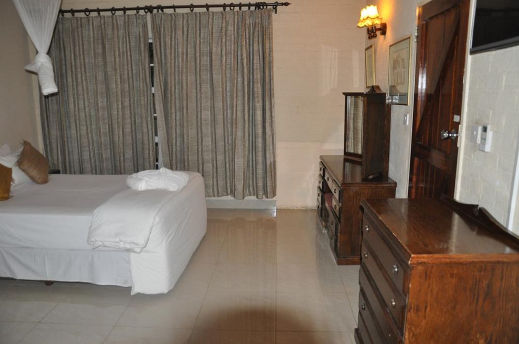 Kadoma Hotel & Conference Centre Екстериор снимка