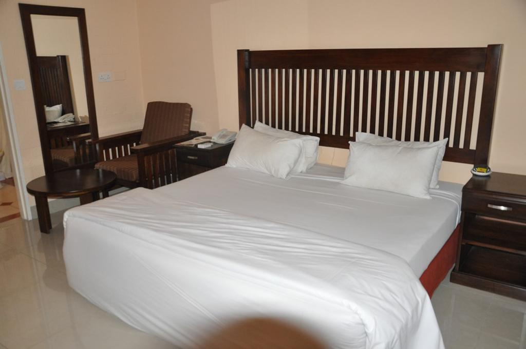 Kadoma Hotel & Conference Centre Екстериор снимка