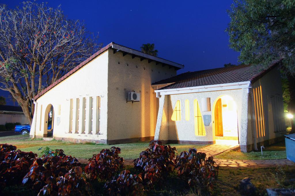 Kadoma Hotel & Conference Centre Екстериор снимка