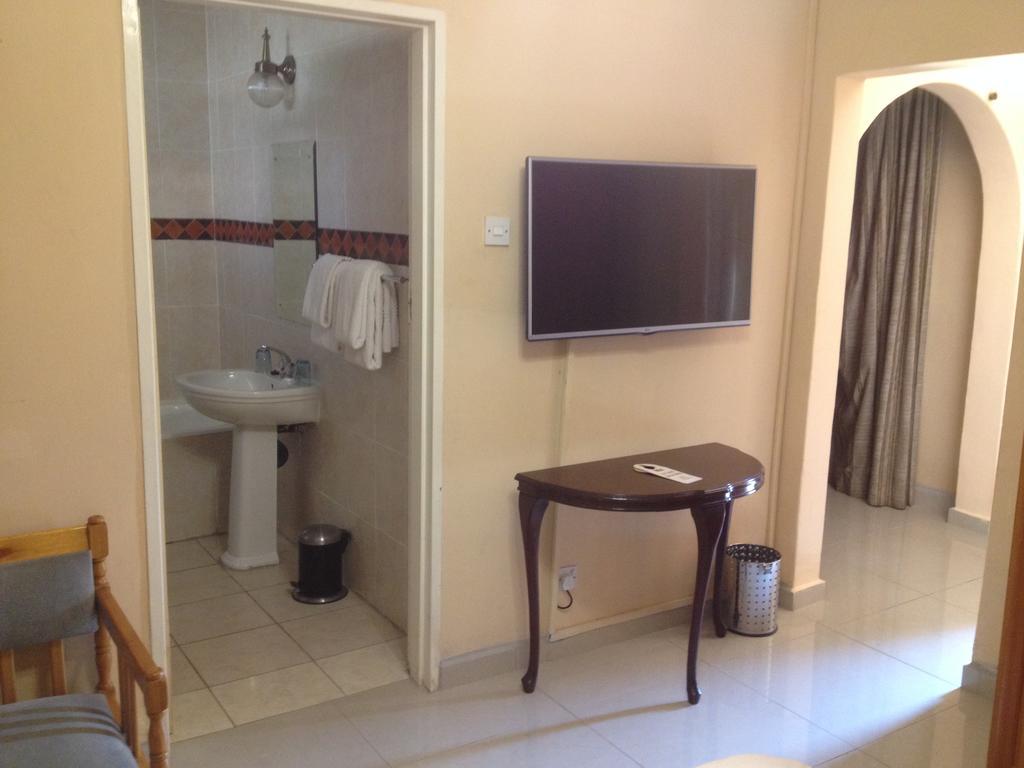 Kadoma Hotel & Conference Centre Екстериор снимка