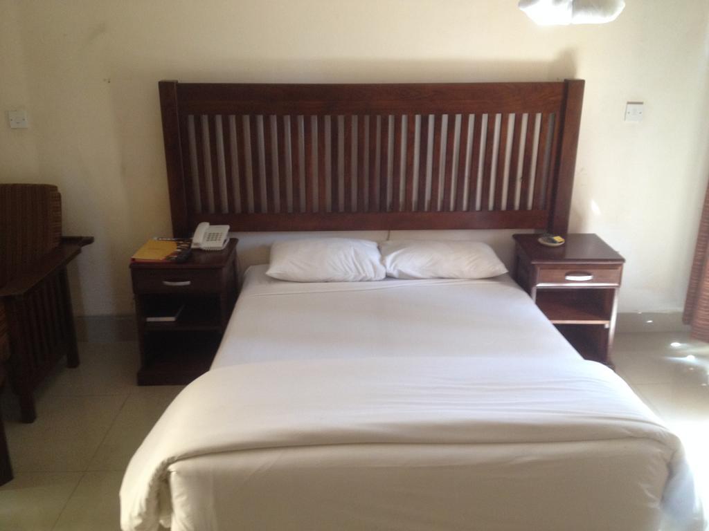 Kadoma Hotel & Conference Centre Екстериор снимка