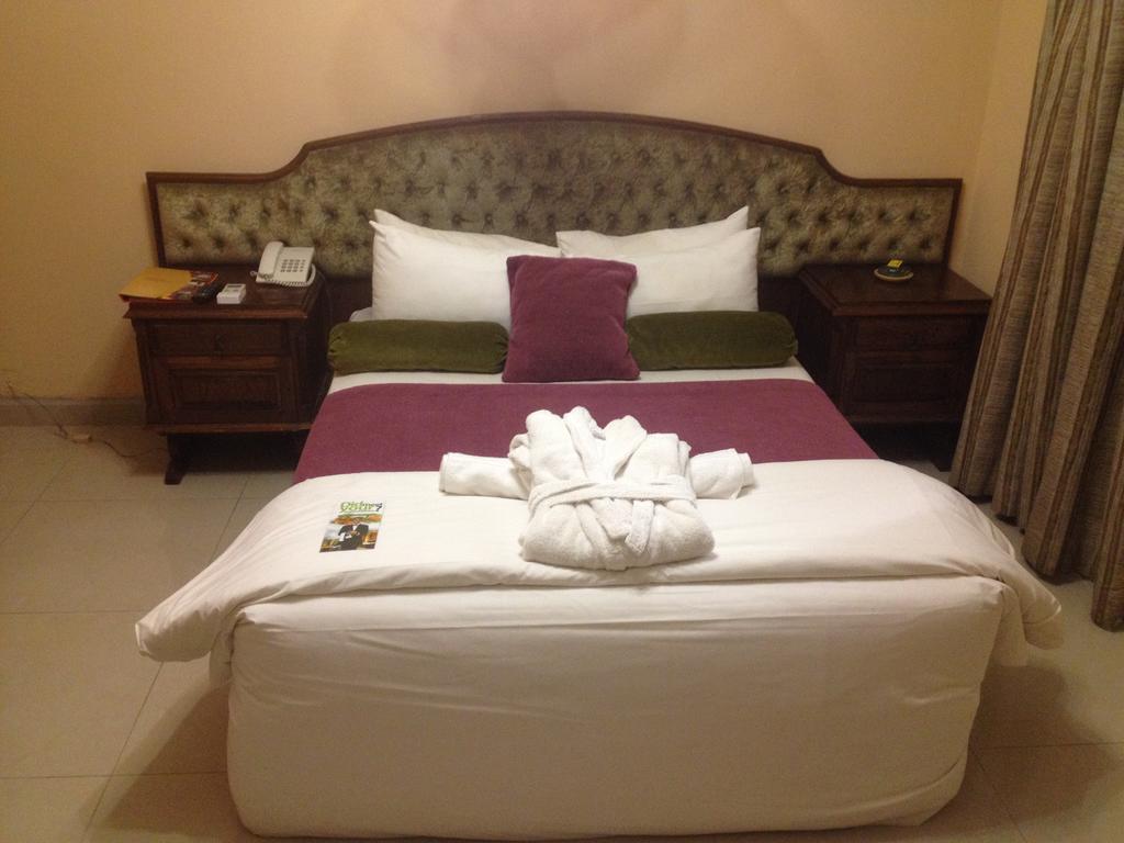 Kadoma Hotel & Conference Centre Екстериор снимка