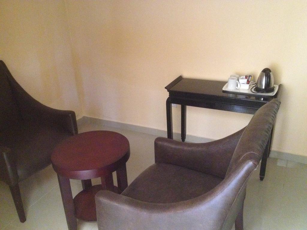 Kadoma Hotel & Conference Centre Екстериор снимка