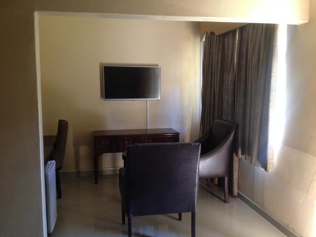 Kadoma Hotel & Conference Centre Екстериор снимка