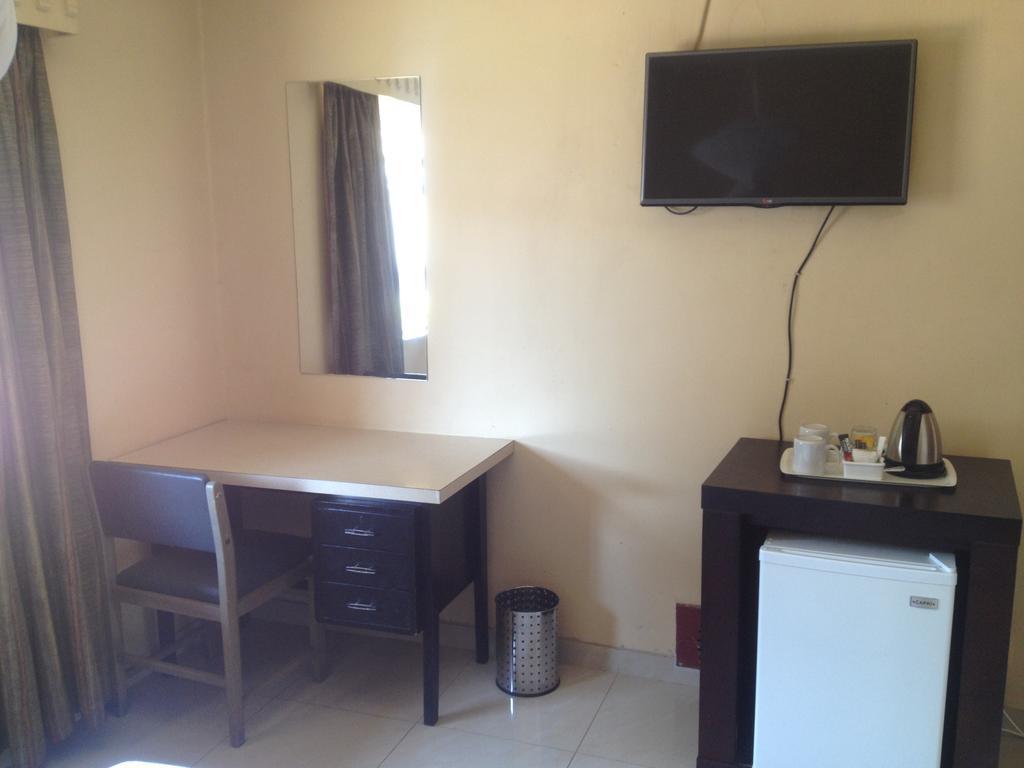 Kadoma Hotel & Conference Centre Екстериор снимка