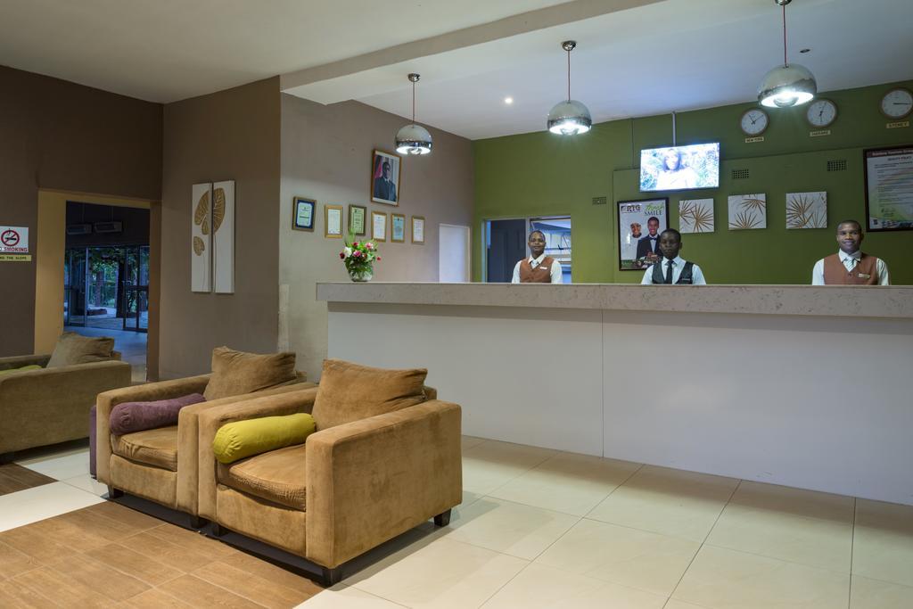 Kadoma Hotel & Conference Centre Екстериор снимка