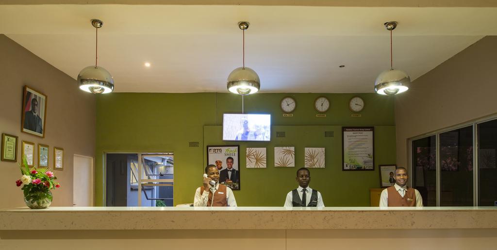Kadoma Hotel & Conference Centre Екстериор снимка