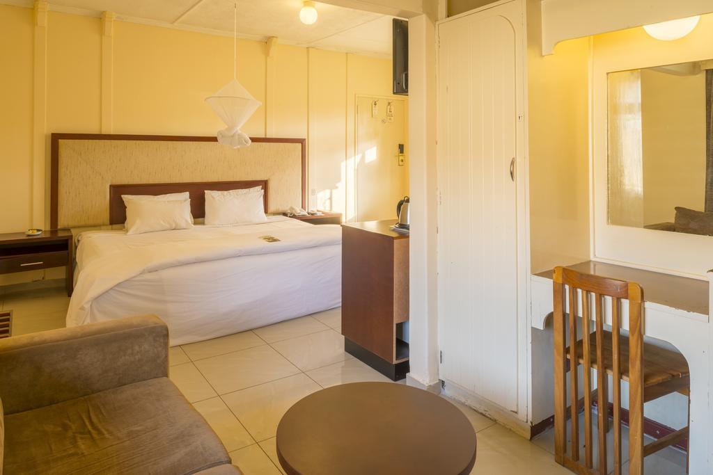 Kadoma Hotel & Conference Centre Екстериор снимка