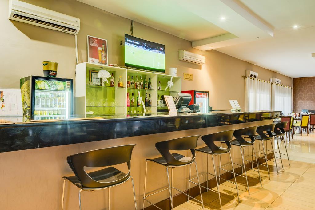 Kadoma Hotel & Conference Centre Екстериор снимка