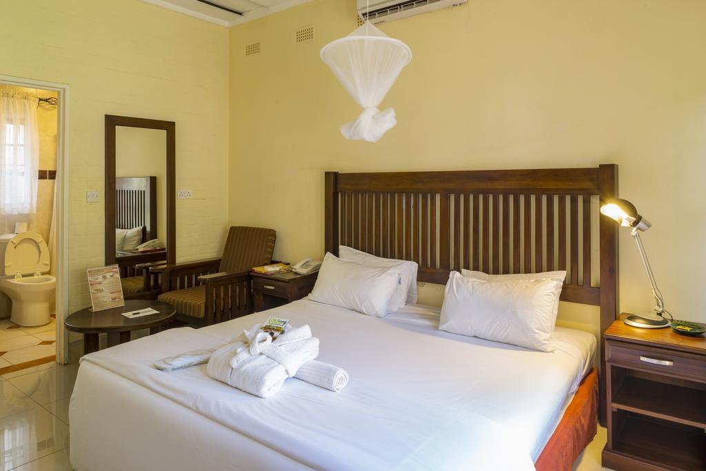 Kadoma Hotel & Conference Centre Екстериор снимка