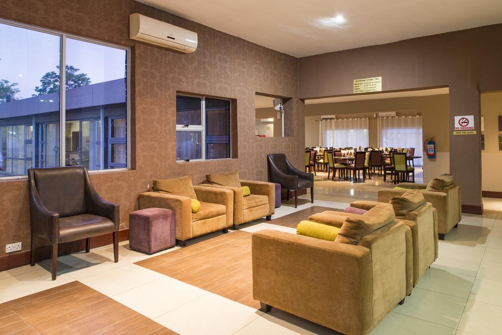 Kadoma Hotel & Conference Centre Екстериор снимка