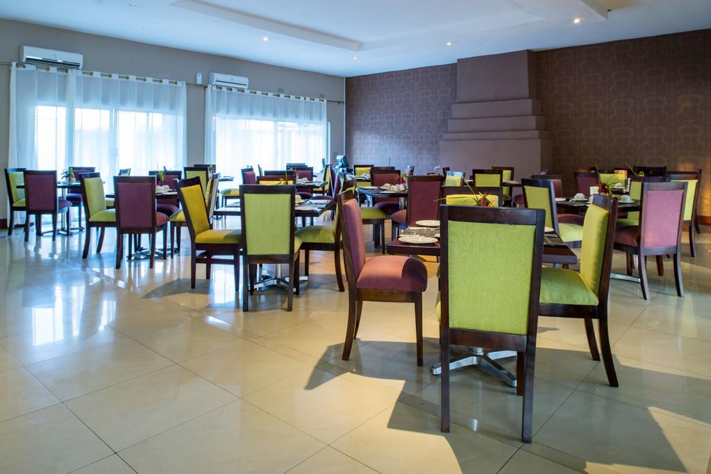Kadoma Hotel & Conference Centre Екстериор снимка