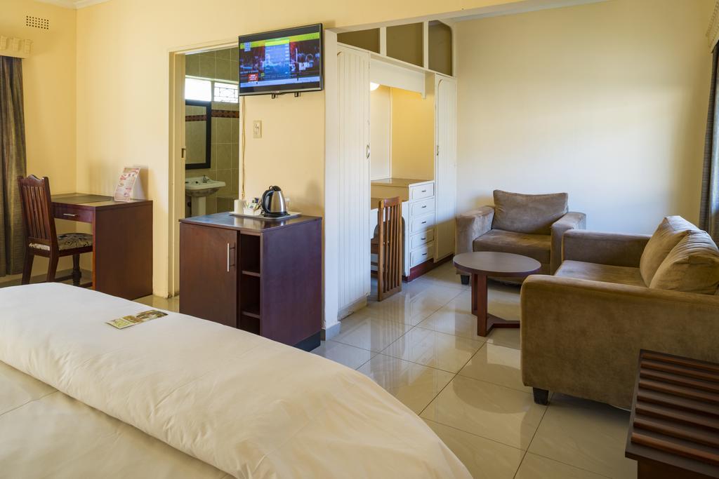 Kadoma Hotel & Conference Centre Екстериор снимка