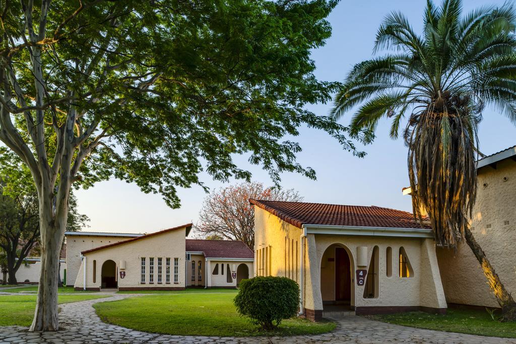 Kadoma Hotel & Conference Centre Екстериор снимка