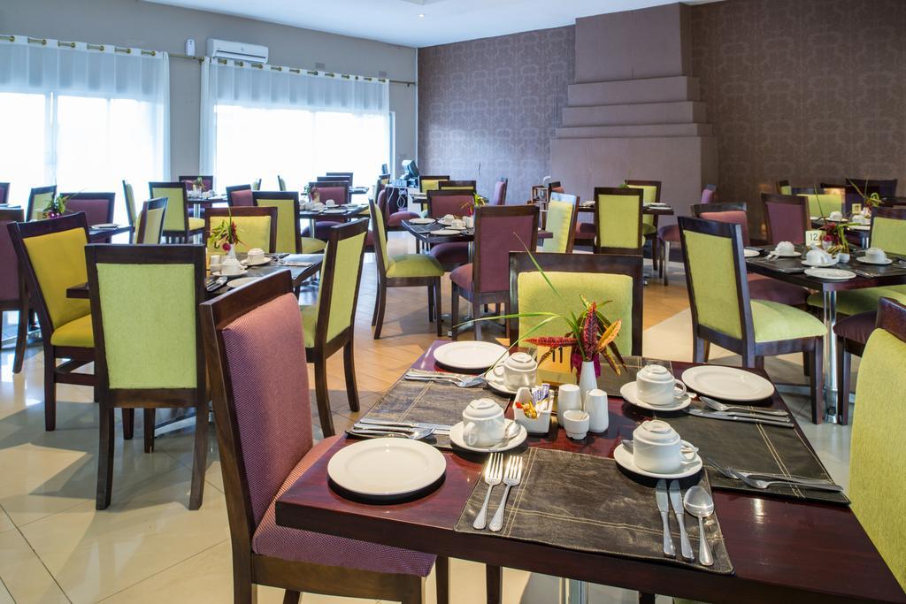 Kadoma Hotel & Conference Centre Екстериор снимка