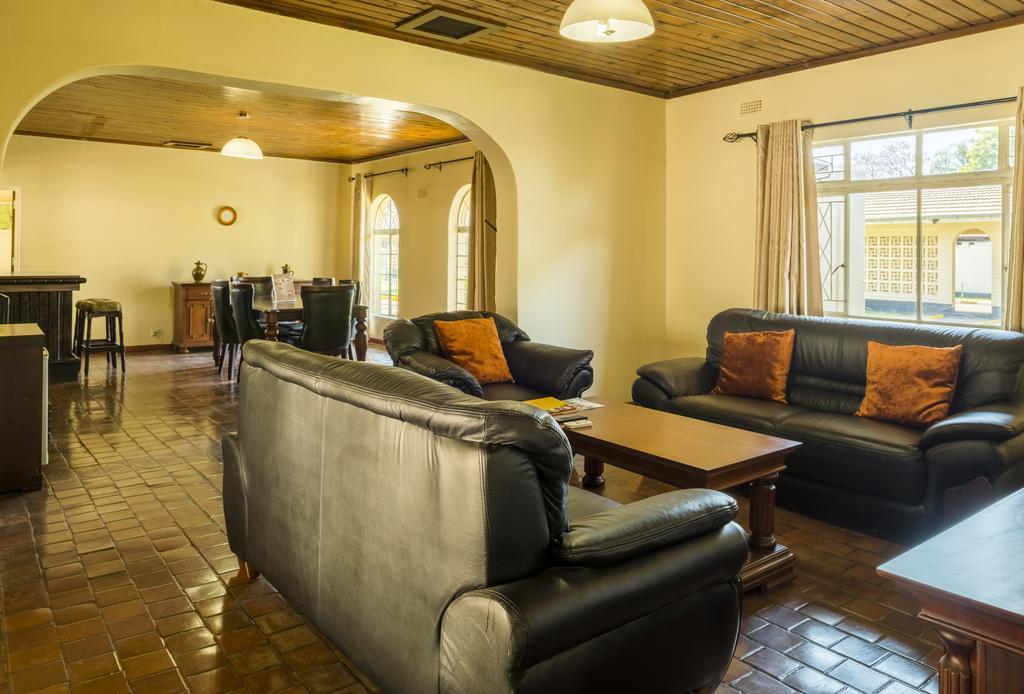 Kadoma Hotel & Conference Centre Екстериор снимка