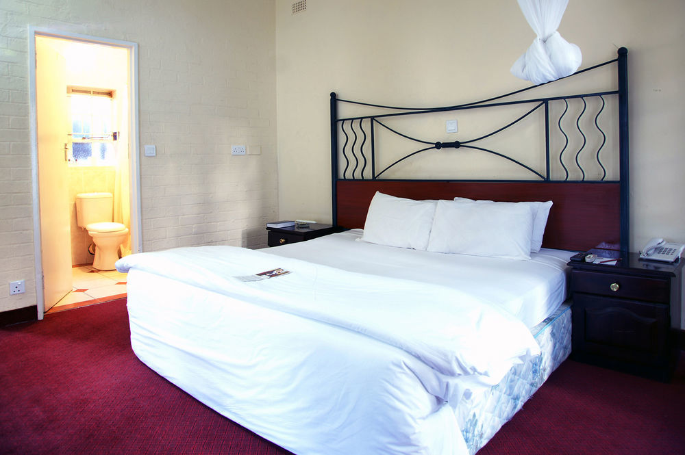 Kadoma Hotel & Conference Centre Екстериор снимка